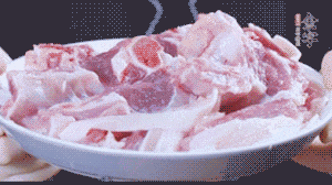 新鮮羊肉冷水入鍋，加姜片、清水焯水，除去血沫。