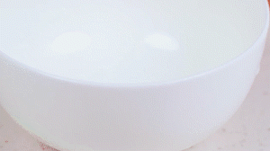 香腸切片，南瓜洗凈去皮切小塊，洋蔥切絲，米淘洗干凈備用。