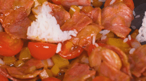 將米飯倒入鍋中搗散，同其他食材混合拌炒均勻關(guān)火。