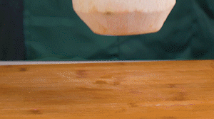 椰子切開頂部，把椰子水倒出，再把椰肉切片。