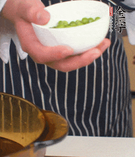 胡蘿卜、豌豆和干花菇焯水。