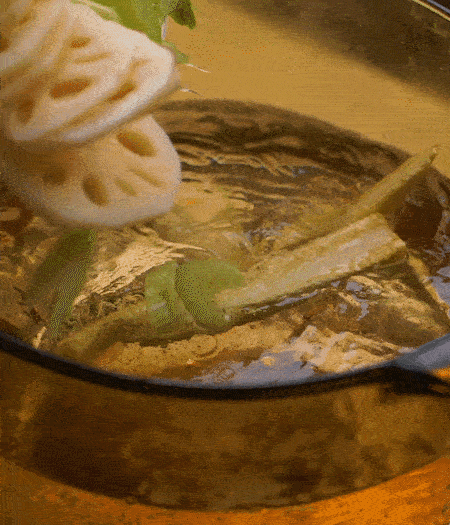 把玉米筍（對(duì)半切開）、西芹（切斜片）、蓮藕（切片），放入開水鍋內(nèi)，加點(diǎn)少許鹽、油，汆燙2分鐘。