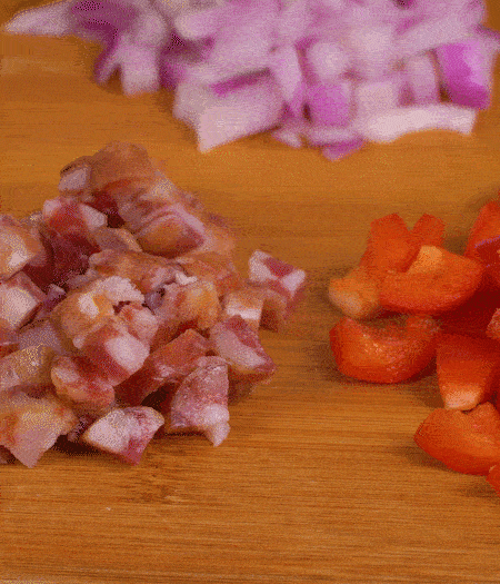 黃椒、紅椒、白洋蔥、土豆、大蔥分別切丁。金字10°鮮低溫香腸切丁。