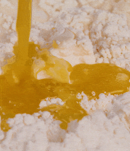 加融化的30g黃油（要不熱再倒）、黃椒、紅椒、白洋蔥、土豆、大蔥、香腸繼續(xù)攪拌均勻。