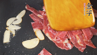 意面按照包裝時(shí)間煮熟過涼水，金字淡火腿切成小片。