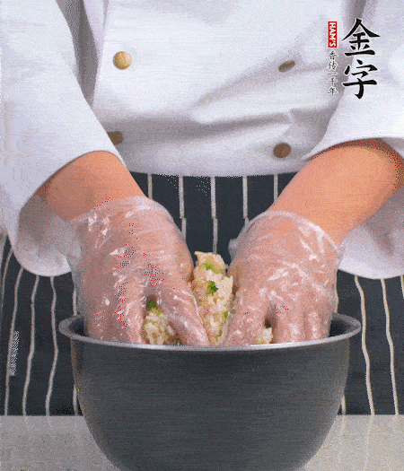 米飯中放西蘭花碎、咸肉丁，加少許黑胡椒、十來滴橄欖油拌勻。