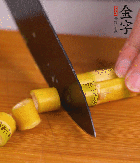 小野筍剝?nèi)ネ馄ぃ谐尚《巍?>
					</div>
					<span>步驟 2/7</span>
					<p>小野筍剝?nèi)ネ馄?，切成小段?/p>
				</li><li>
					<div   id=