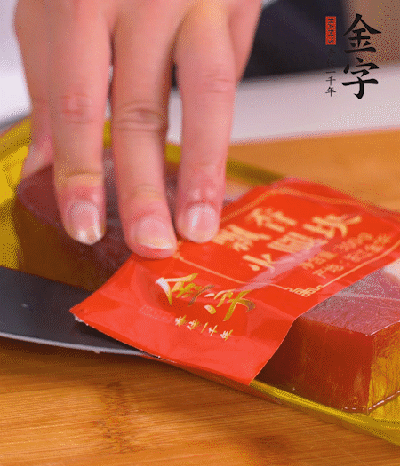 金字火腿切片，生姜切絲，蔥白切末。