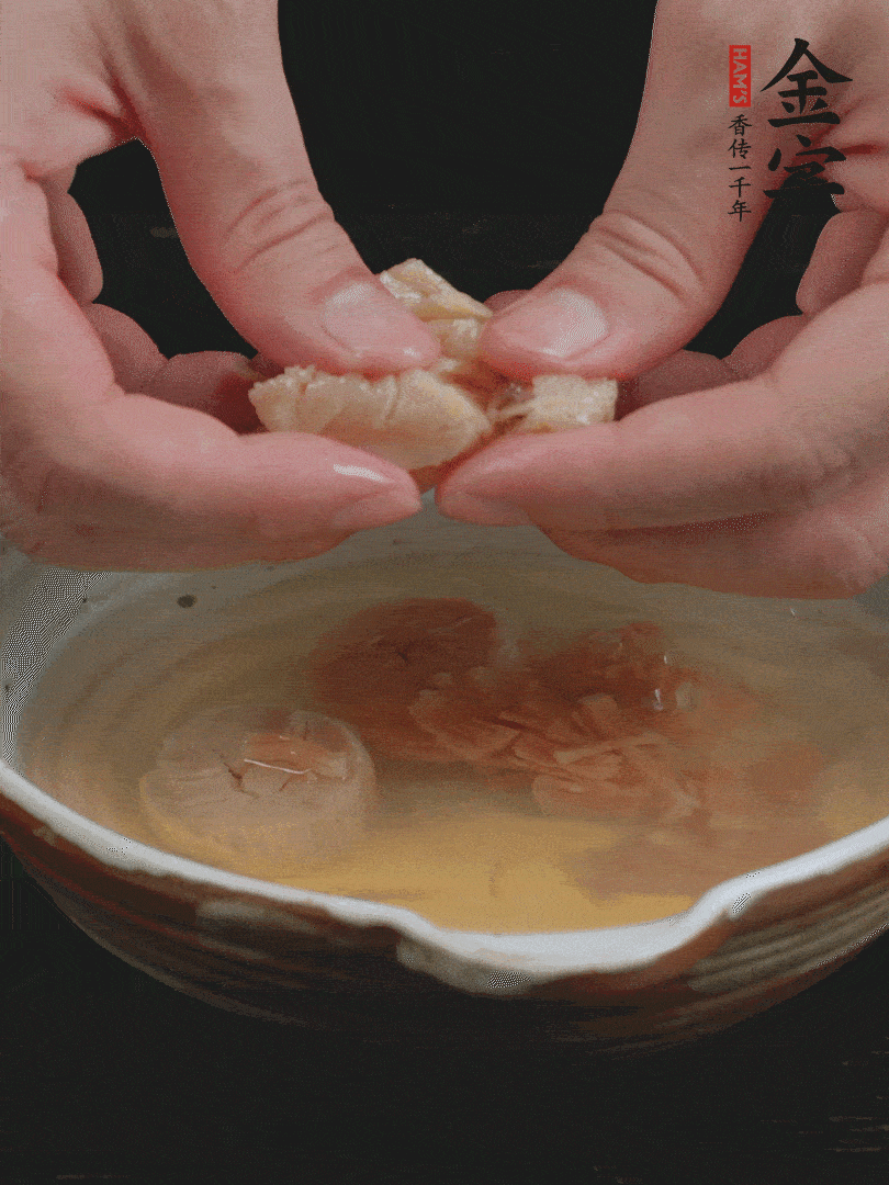 元貝溫水泡發(fā)，拆成細(xì)絲。