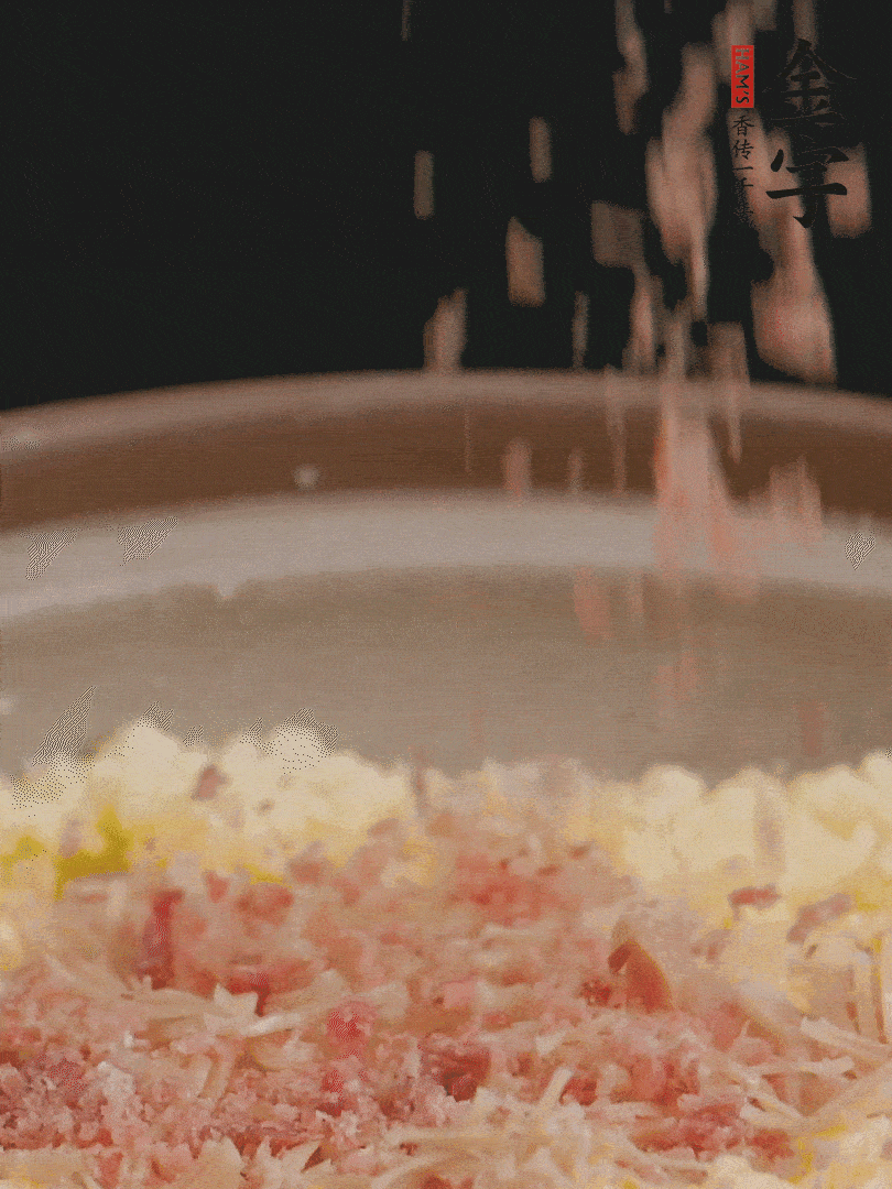 加雞湯沒(méi)過(guò)，放干貝絲、火腿末、小海參。