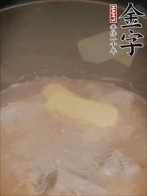 排骨洗凈，加生姜、黃酒焯水，溫水洗凈備用。