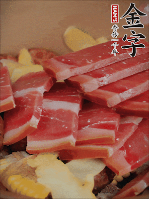 除鮑魚外的所有材料放進(jìn)鍋里，加清水、姜、黃酒，大火燒開，轉(zhuǎn)小火煲90分鐘。