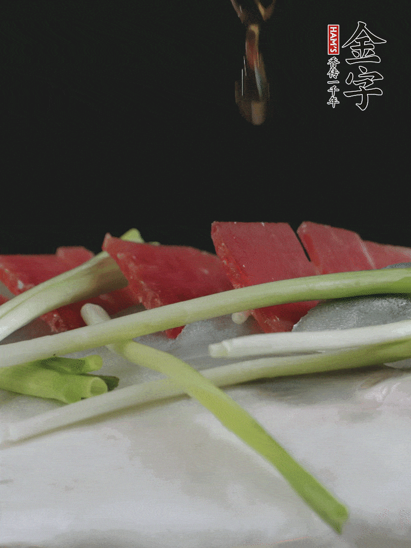 蔥白置于魚(yú)身，放適量豌豆，淋上花雕酒。