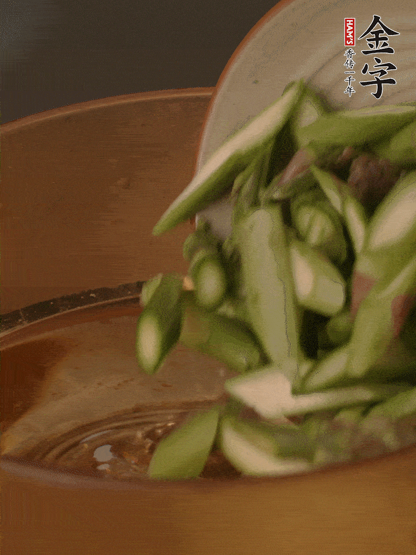 蘆筍、白玉菇焯水30秒備用。