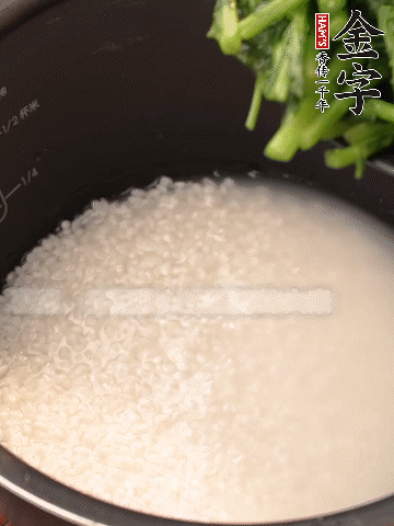 茼蒿、香腸放入浸泡好的大米，水沒(méi)過(guò)大米半指煮熟。