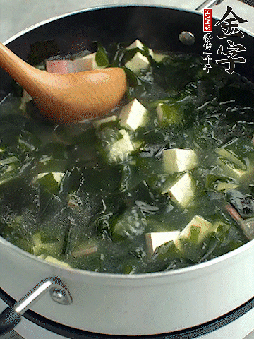 煮到沸騰后，再放入豆腐蓋蓋子煮3分鐘。