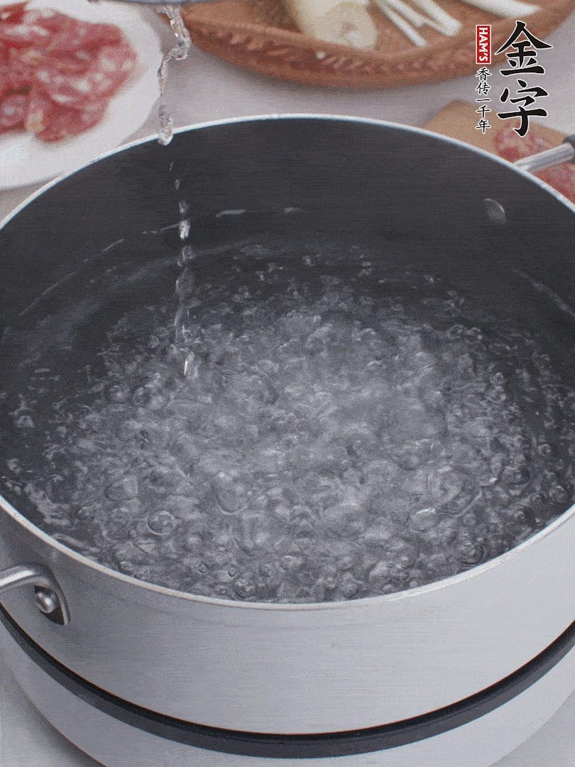 春筍去殼切片，焯水3分鐘。