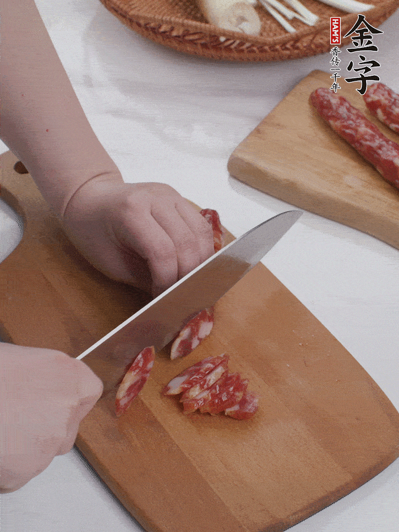 金字香腸切薄片。