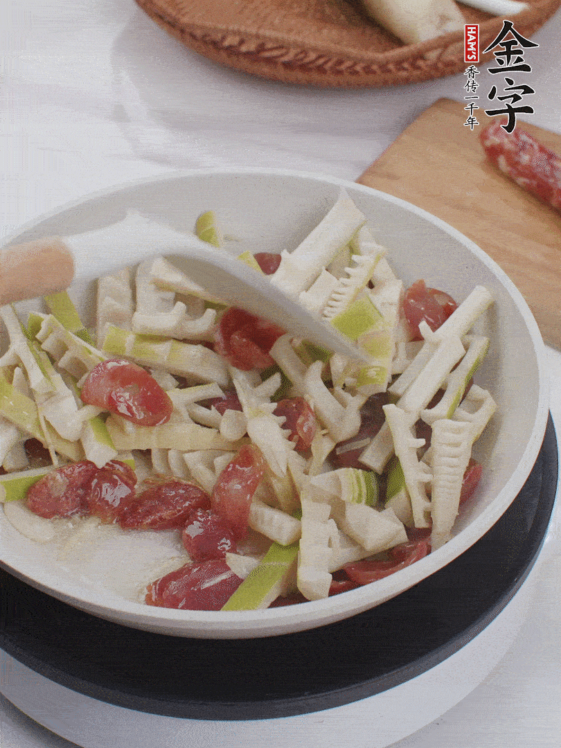 下春筍翻炒均勻，一小撮鹽調(diào)味。