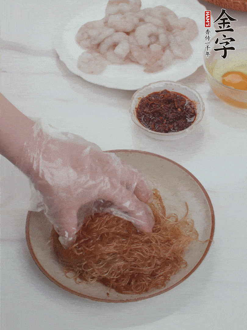 粉絲泡軟后，入沸水煮10秒，撈出后加1/2勺老抽、1/2勺食用油挑松。