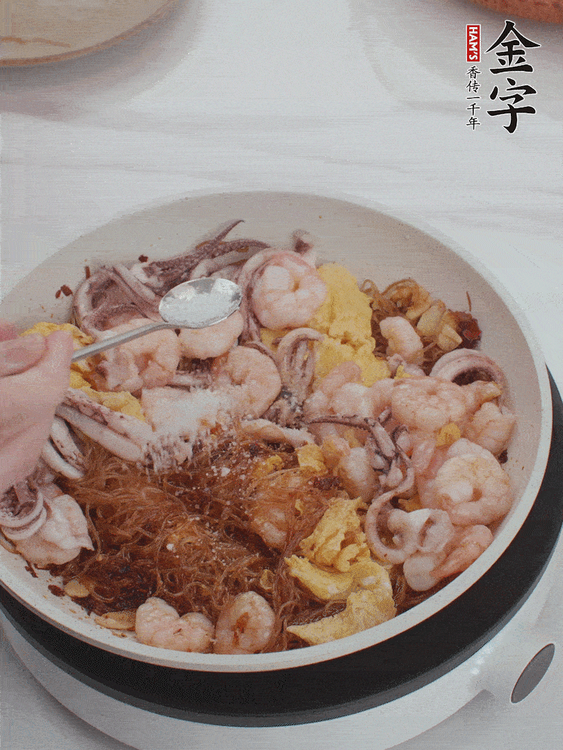 加雞蛋，蝦仁，魷魚混合。