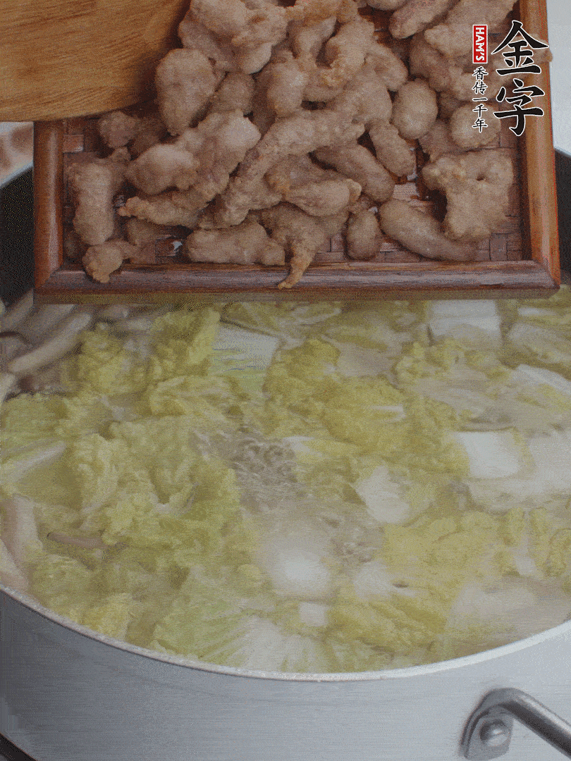 水開后煮10分鐘，下娃娃菜、小酥肉煮3分鐘。