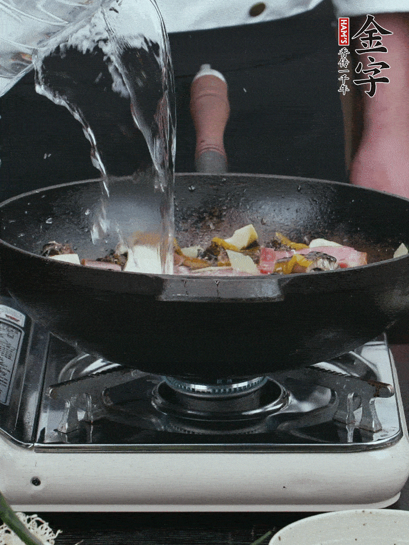 加適量黃酒，倒清水沒(méi)過(guò)。