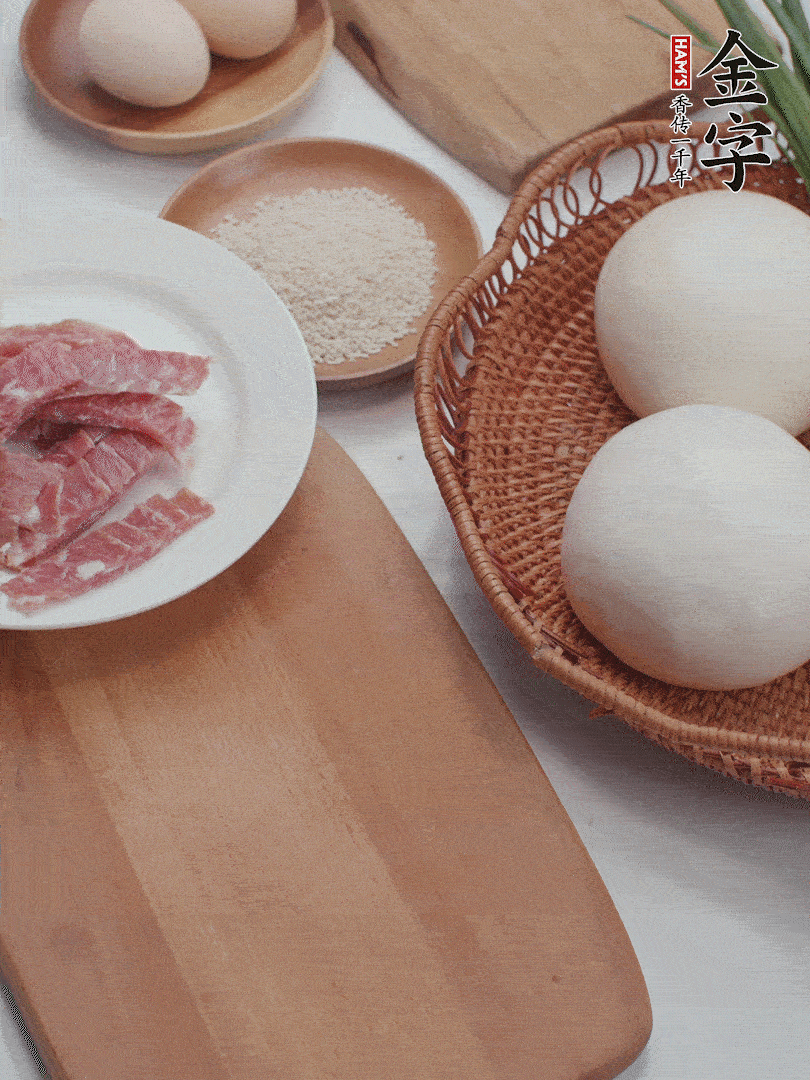 金字培根火腿切小片；饅頭、洋蔥切丁；香蔥切丁。