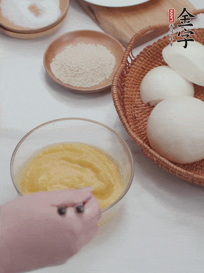 2個雞蛋加入1小勺鹽、1/2小勺胡椒粉打散。