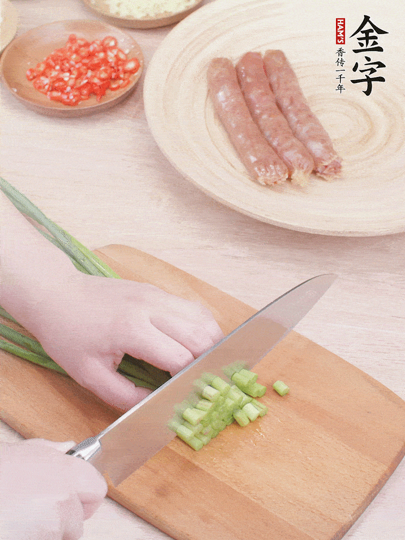 蒜苔切丁，蔥姜蒜切小丁，小米辣切圈。