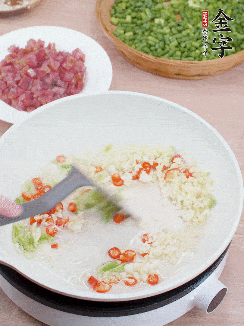 鍋中熱油，蔥姜蒜、小米辣煸香。