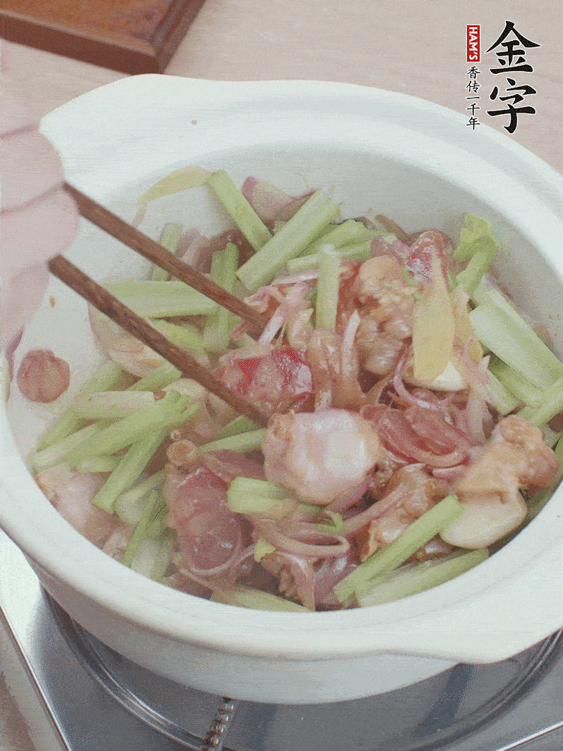 下牛蛙、芹菜、香腸翻炒。