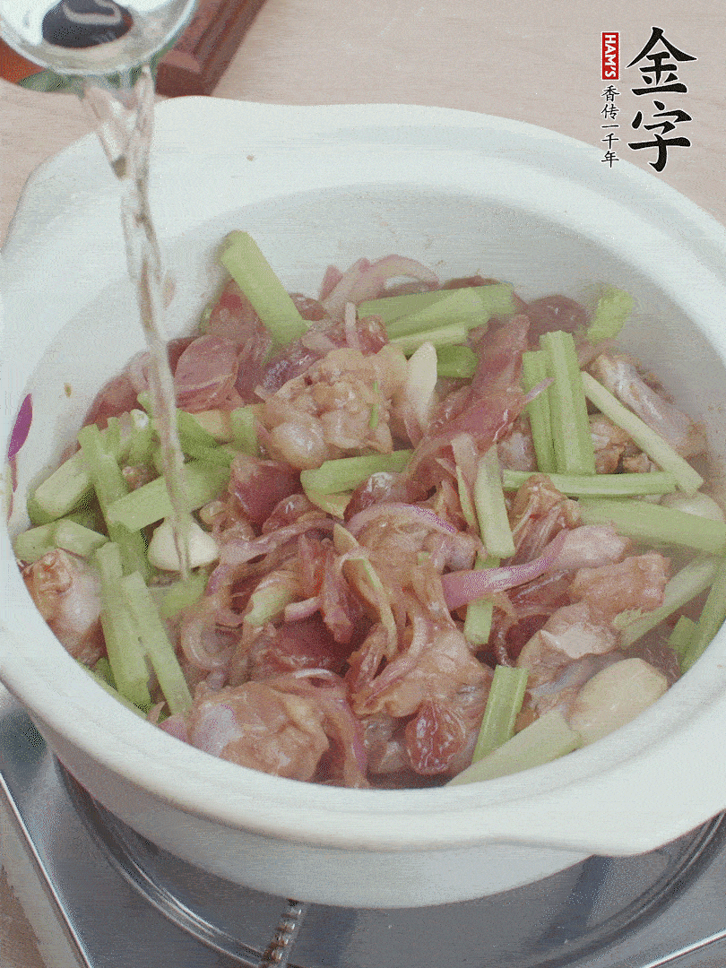 牛蛙變色后，淋點啤酒，加蓋后調(diào)小火燜10分鐘。