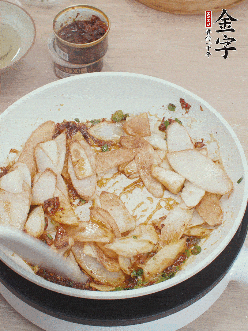 下山藥炒勻，撒蔥花。