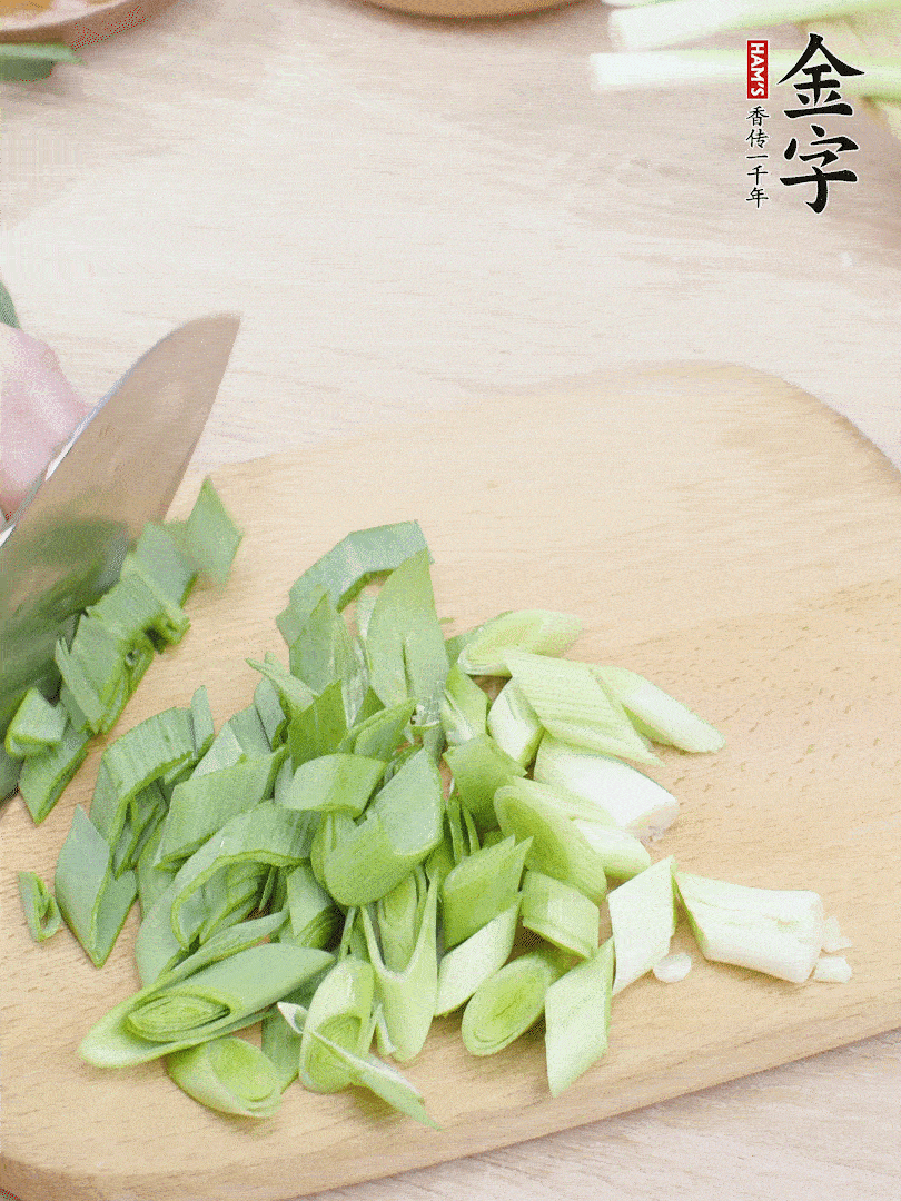 青蒜切段。（蒜白可以拍一下，再斜著切）