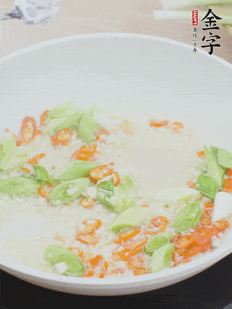 油5成熱時(shí)，下蒜末、辣椒、蒜白煸炒。