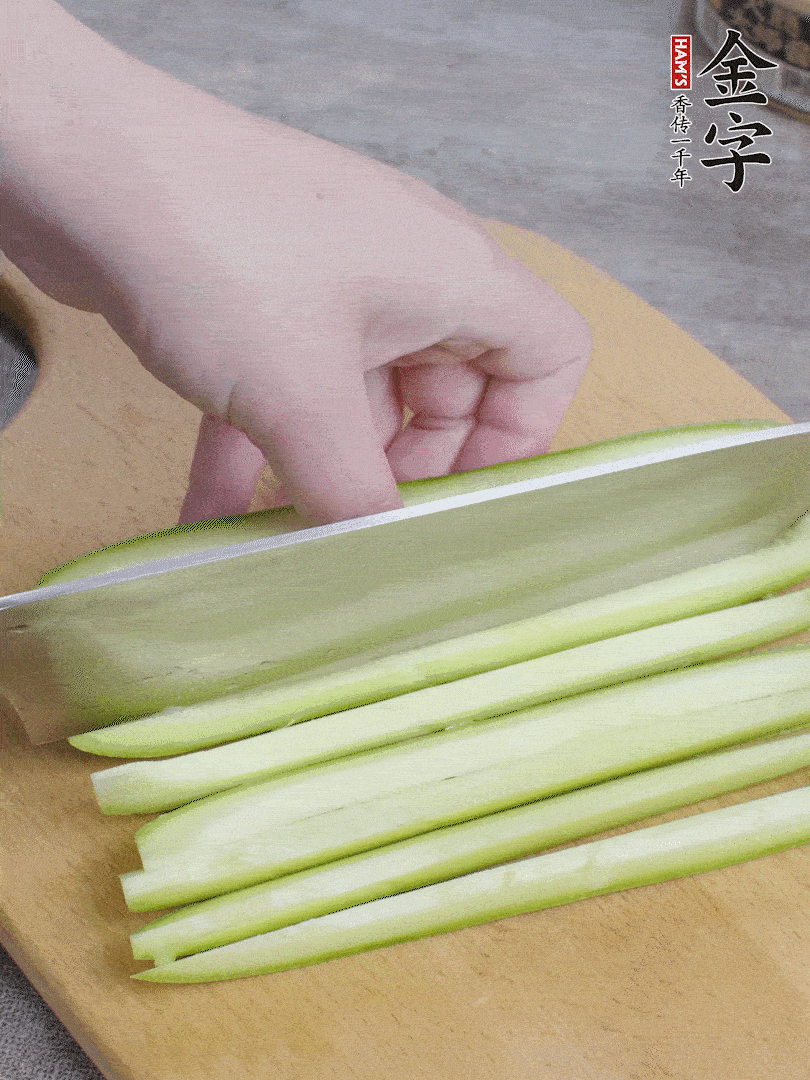 西葫蘆對(duì)半切，去瓤切條。