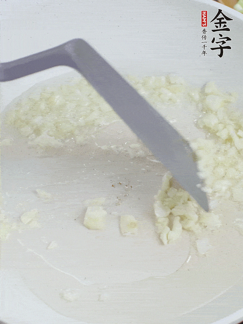 冷鍋熱油，下大蒜煎至兩面微黃。