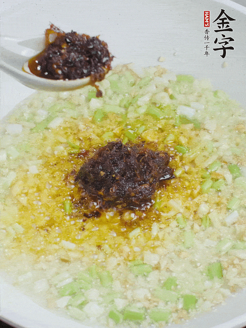 下蔥姜、1大勺金字火腿大師醬爆香。