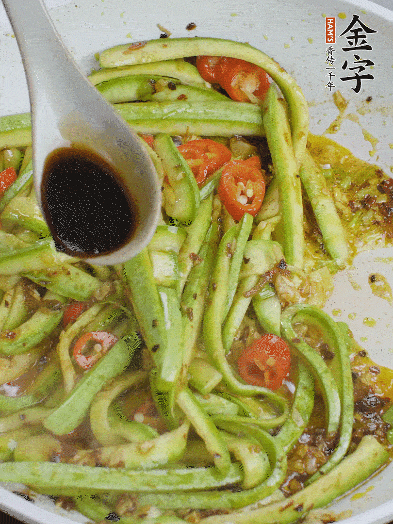 下西葫蘆，加1勺生抽、半勺蠔油、辣椒圈翻炒至斷生。