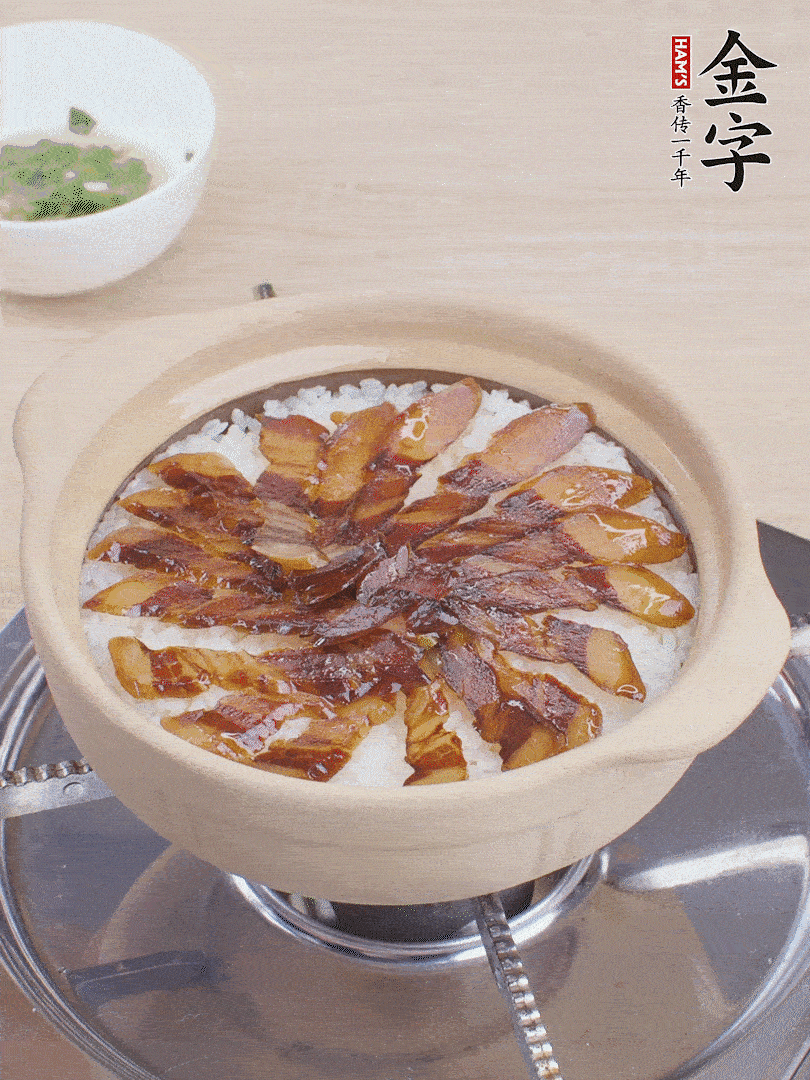 快收水時(shí)，鋪醬油肉，鍋邊淋點(diǎn)油，轉(zhuǎn)動(dòng)砂鍋，燜煮2分鐘。