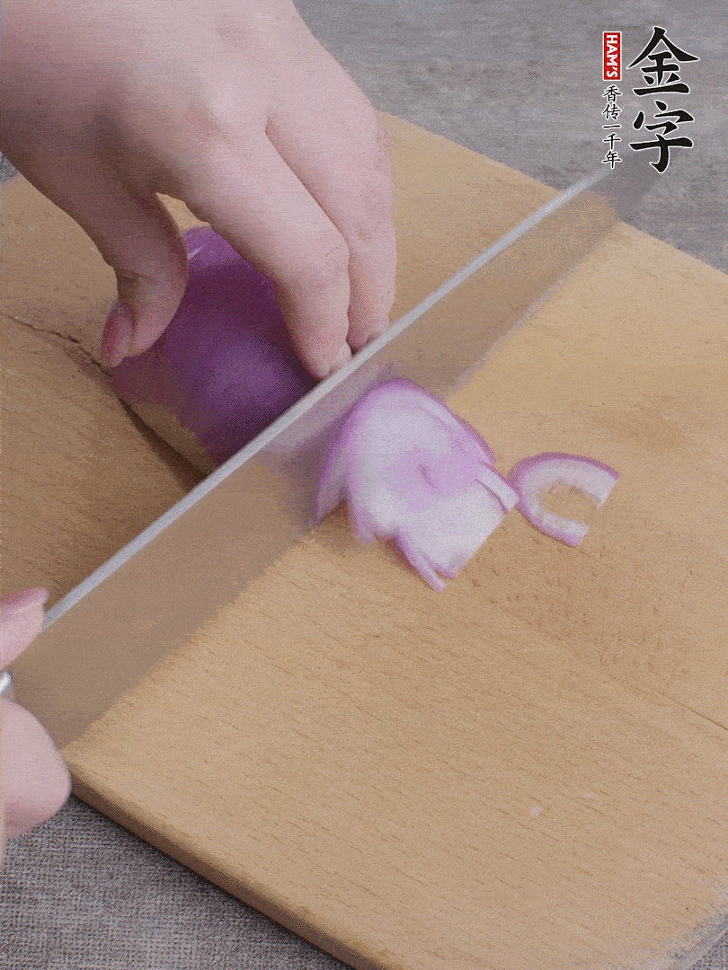 洋蔥切絲、蔥切段。