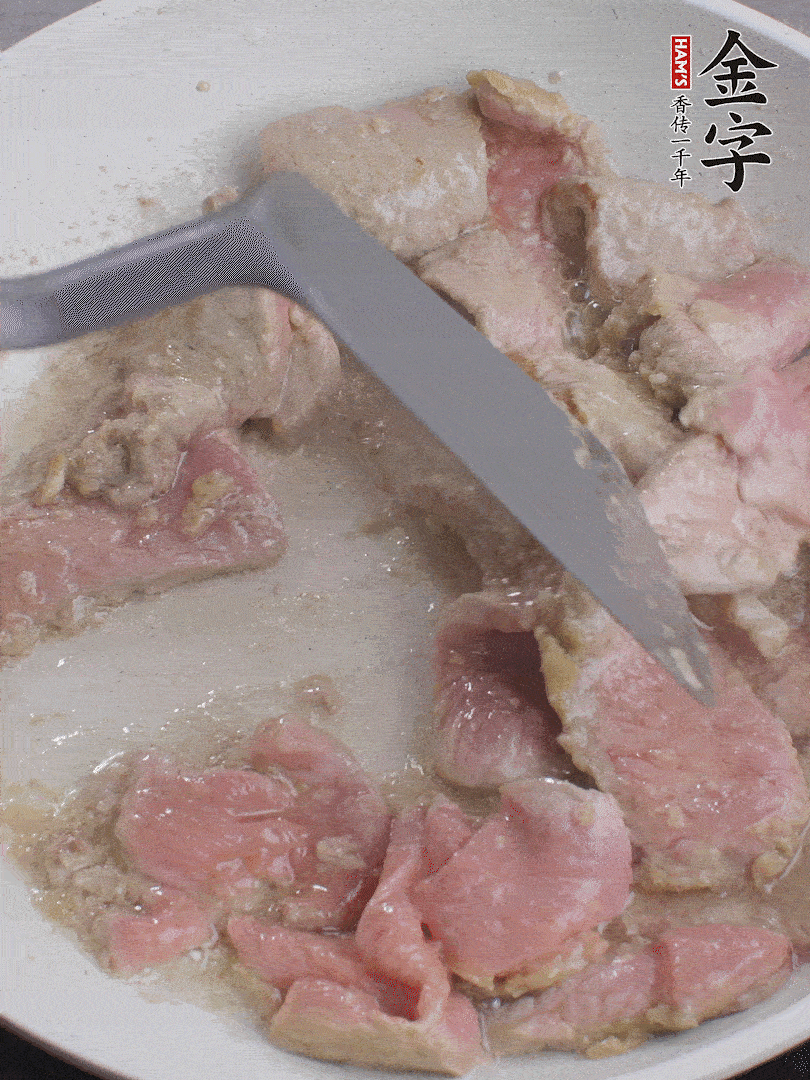 鍋中少油，下牛肉炒至變色。（盛出來）