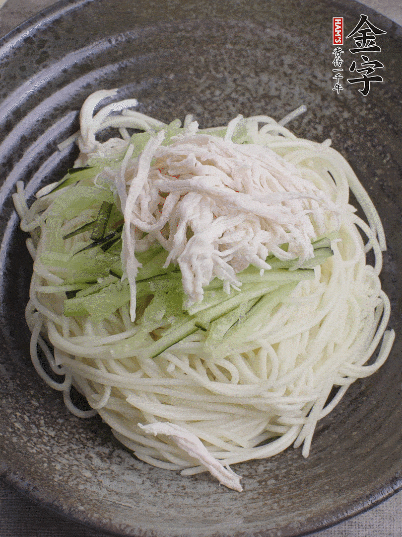 堿水面（熟）倒入大碗中，鋪上黃瓜絲、雞絲。