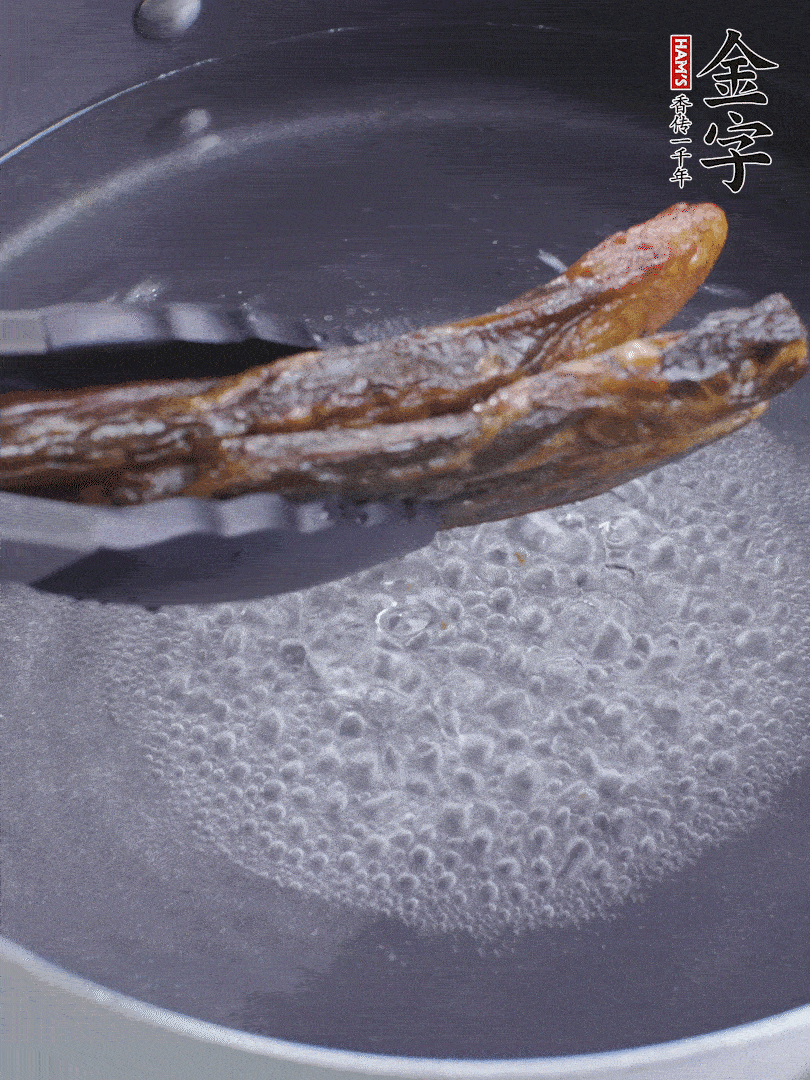 金字醬油肉水煮15分鐘，切薄片。