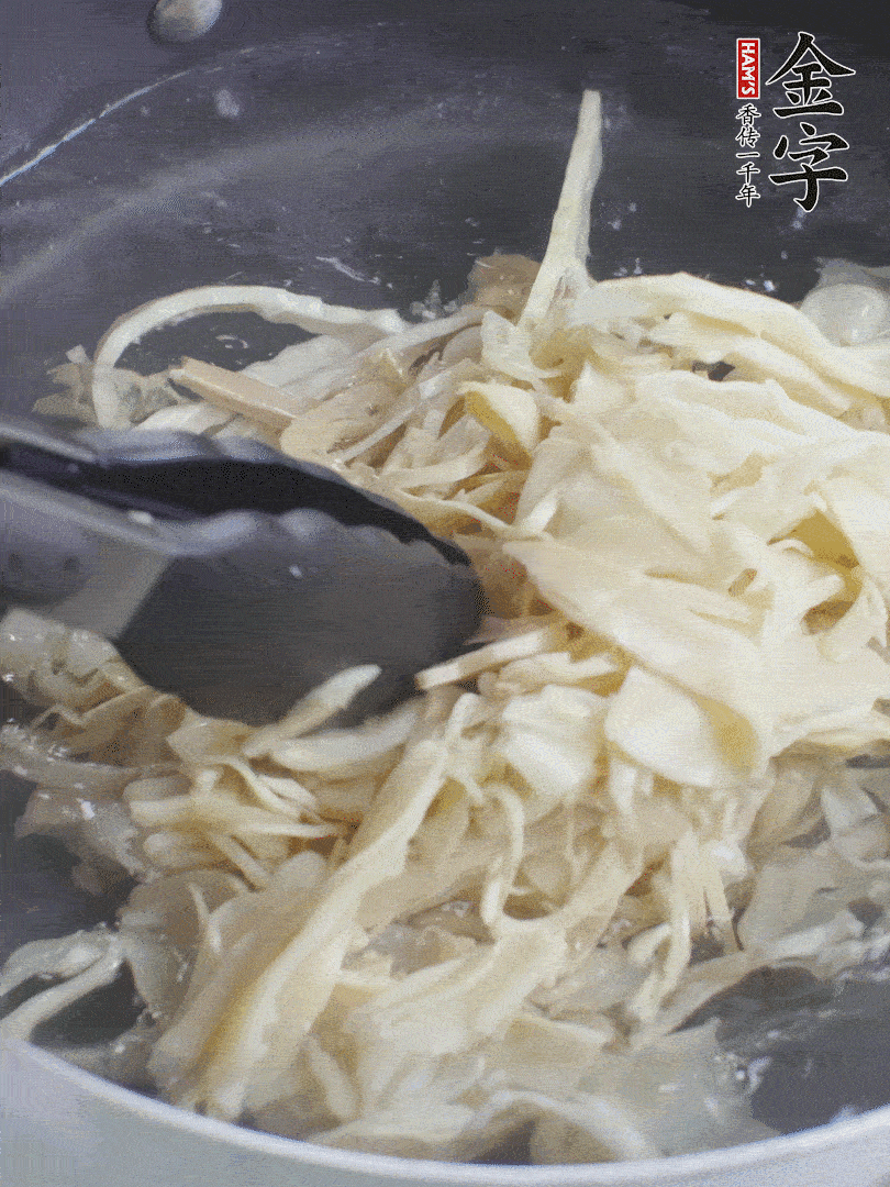 糯米筍焯水1分鐘，過涼水，擠干水份。