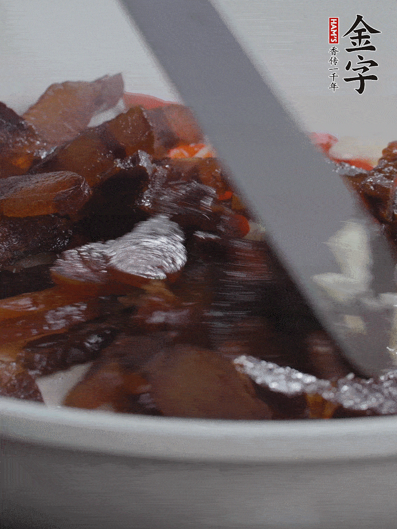 下醬油肉，煸出油脂。