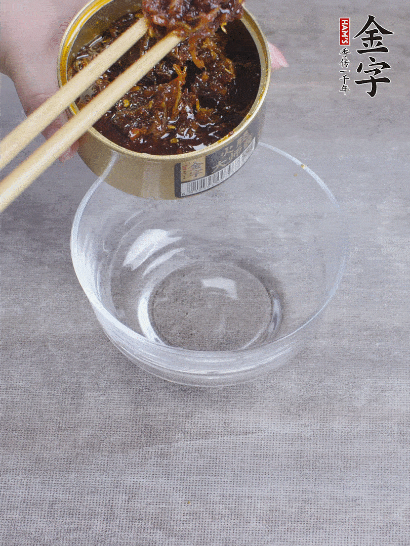 金字火腿大師醬2勺、醬油1勺、白砂糖1/2勺調(diào)勻。