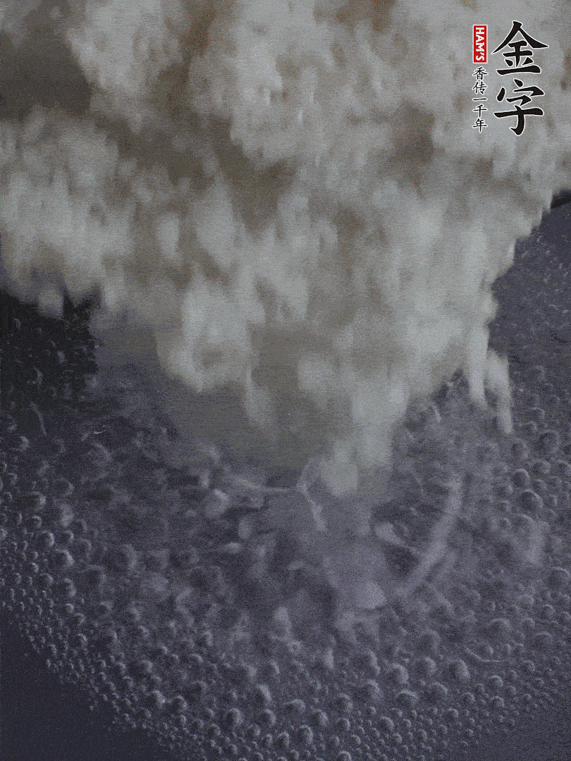 浸泡好的大米，沸水下鍋煮5分鐘，撈出瀝干。