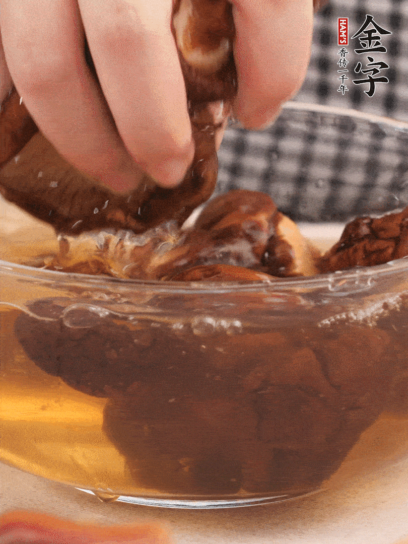 干香菇溫水泡發(fā)，去蒂洗凈切十字。